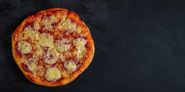 Pizza Salame Com Queijo Massa Molho Tomate Outros Ingredientes Conceito — Fotografia de Stock