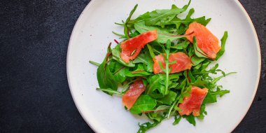 Sağlıklı salata yaprağı karışımı, somon balığı veya ton balığı menü konsepti. Yemek geçmişi. Üst Manzara. Boşluğu kopyala