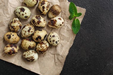 Bıldırcın yumurtası (lezzetli taze vitaminler) menü konsepti. Yemek geçmişi. Üst Manzara. Boşluğu kopyala