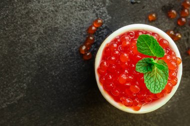 Kırmızı havyar (deniz ürünleri, somon havyarı) menü kavramı. Yemek geçmişi. Üst Manzara. Boşluğu kopyala
