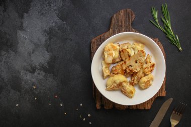 Karnabahar ızgara (kızarmış ızgara sebze veya salata lahanası) menü konsepti. Yemek geçmişi. kopyalama alanı. Üst görünüm