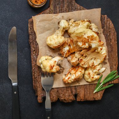 Karnabahar ızgara (kızarmış ızgara sebze veya salata lahanası) menü konsepti. Yemek geçmişi. kopyalama alanı. Üst görünüm