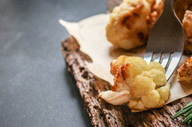 Karnabahar ızgara (kızarmış ızgara sebze veya salata lahanası) menü konsepti. Yemek geçmişi. kopyalama alanı. Üst görünüm