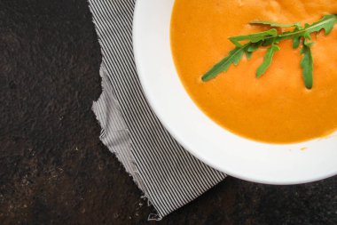 kabak havucu çorbası (ilk yemek, lezzetli sebze vitamini yemeği) menü konsepti. Yemek geçmişi. kopyalama alanı. Üst görünüm