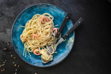Makarna karides (spagetti karides krema sosu ve deniz ürünleri) menü konsepti. Yemek geçmişi. Üst Manzara. Boşluğu kopyala