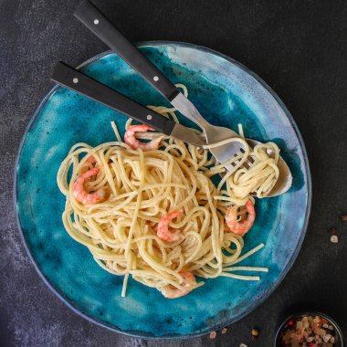 Makarna karides (spagetti karides krema sosu ve deniz ürünleri) menü konsepti. Yemek geçmişi. Üst Manzara. Boşluğu kopyala