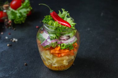Kavanozda sağlıklı salata (sebzeli makarna salatası) menü kavramı. Yemek geçmişi. Üst Manzara. Boşluğu kopyala