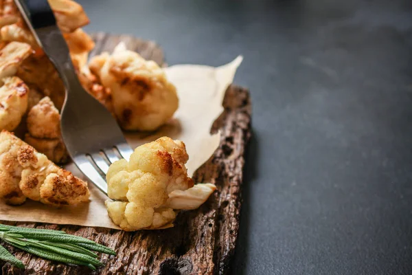 Karnabahar ızgara (kızarmış ızgara sebze veya salata lahanası) menü konsepti. Yemek geçmişi. kopyalama alanı. Üst görünüm