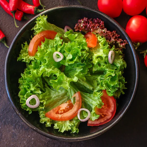 健康的沙拉 叶子混合沙拉 混合微量蔬菜 西红柿 其他配料 食品背景 复制空间 — 图库照片