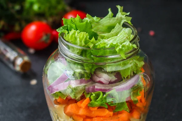 ジャー 野菜スナックパスタサラダ メニューのコンセプトで健康的なサラダ 食べ物の背景 最上階だ コピースペース — ストック写真