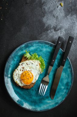 Avokadoda kızarmış yumurta (sağlıklı kahvaltı, vitaminler) menü konsepti. Yemek geçmişi. Üst Manzara. Boşluğu kopyala