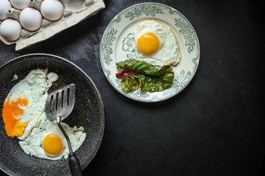 Avokadoda kızarmış yumurta (sağlıklı kahvaltı, vitaminler) menü konsepti. Yemek geçmişi. Üst Manzara. Boşluğu kopyala