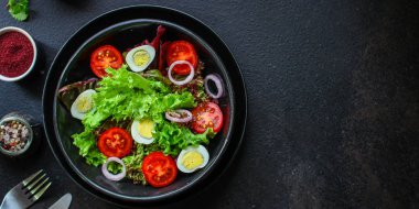 Sağlıklı salata sebzeleri, bıldırcın yumurtaları (domates, marul ve diğer malzemeler) menü konsepti. Yemek geçmişi. Üst Manzara. Boşluğu kopyala
