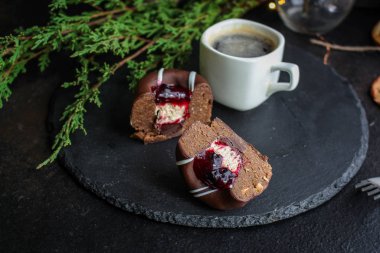 Çikolatalı kek çölü, şenlikli masa düzenlemesi (kahve, hediyeler, şekerler) menü konsepti. Yemek geçmişi. Üst Manzara. Boşluğu kopyala