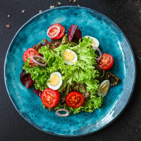 健康的なサラダ野菜 ウズラの卵 トマト レタスなどの食材 メニューのコンセプト 食べ物の背景最上階だコピースペース — ストック写真