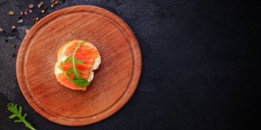 Sandviç somonu (lezzetli abur cubur) menü konsepti. Yemek geçmişi. Üst Manzara. Boşluğu kopyala