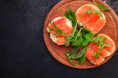 Sandviç somonu (lezzetli abur cubur) menü konsepti. Yemek geçmişi. Üst Manzara. Boşluğu kopyala