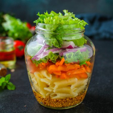 Kavanozda sağlıklı salata (sebzeli makarna salatası) menü kavramı. Yemek geçmişi. Üst Manzara. Boşluğu kopyala