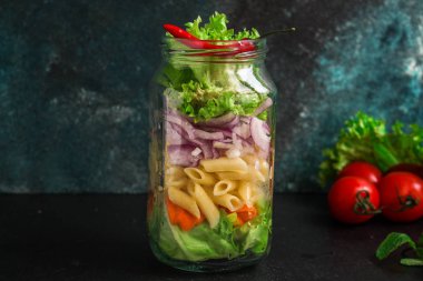 Kavanozda sağlıklı salata (sebzeli makarna salatası) menü kavramı. Yemek geçmişi. Üst Manzara. Boşluğu kopyala