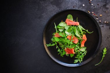  Sağlıklı salata yaprakları karışımı, somon balığı veya ton balığı menü konsepti. Yemek geçmişi. Üst Manzara. Boşluğu kopyala