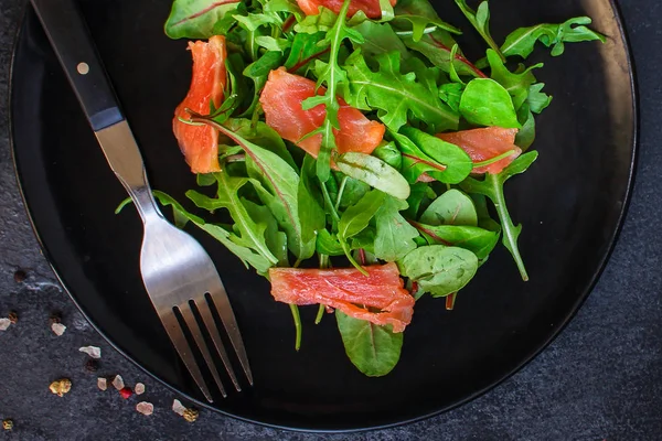 Mistura Saudável Folhas Salada Salmão Atum Delicioso Lanche Conceito Menu — Fotografia de Stock