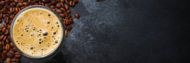 Kahve ve kahve taneleri (içecek, lezzetli sıcak içecek). Üst Manzara. Boşluğu kopyala