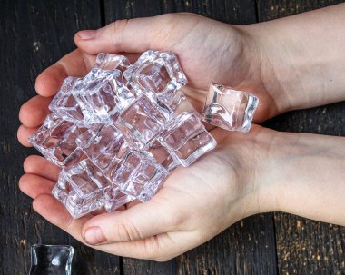 Buz küpleri. Yapay kristal şeffaf parça. konsept. Yemek geçmişi. Üst Manzara. Boşluğu kopyala