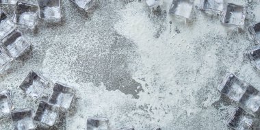 Buz küpleri. Yapay kristal şeffaf parça. konsept. Yemek geçmişi. Üst Manzara. Boşluğu kopyala