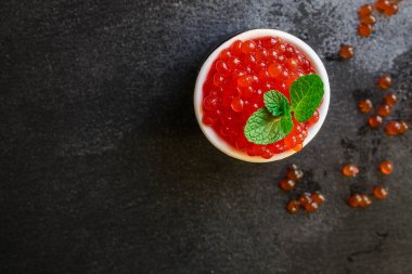 Kırmızı havyar (deniz ürünleri, somon havyarı) menü kavramı. Yemek geçmişi. Üst Manzara. Boşluğu kopyala