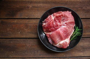 Çiğ et, bir parça domuz eti (sağlıklı yiyecek, vitamin malzemeleri) menü konsepti. Yemek geçmişi. Üst Manzara. Boşluğu kopyala