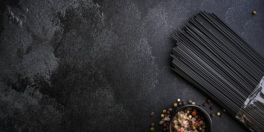 Mürekkepbalığı mürekkepli makarna (sağlıklı beslenme, siyah renk) menü konsepti. Yemek geçmişi. Üst Manzara. Boşluğu kopyala