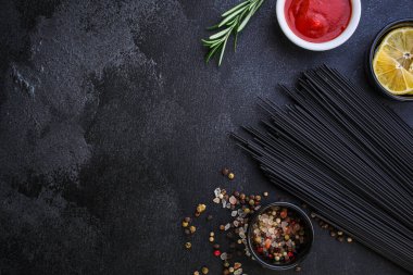 Mürekkepbalığı mürekkepli makarna (sağlıklı beslenme, siyah renk) menü konsepti. Yemek geçmişi. Üst Manzara. Boşluğu kopyala