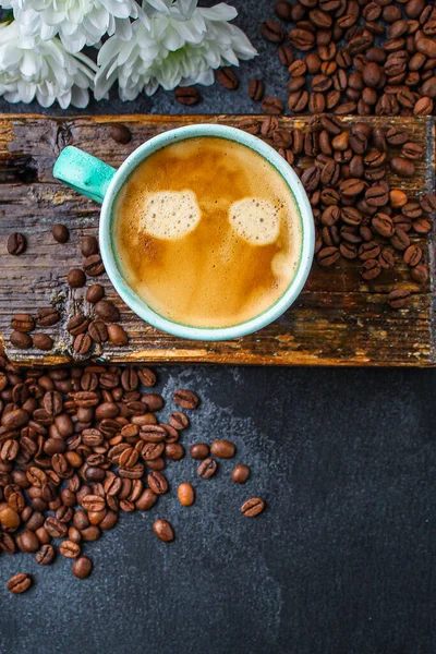 Καφέ Ποτό Και Κόκκους Καφέ Ποτό Νόστιμο Ζεστό Ρόφημα Στην — Φωτογραφία Αρχείου