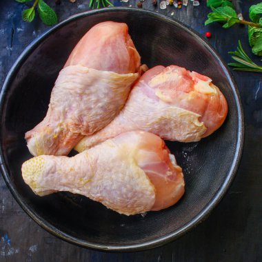 Tavuk bacağı kavramı (çiğ et) menü kavramı. Geçmişi. Üst Manzara. Kaydet