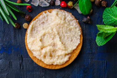 Morina yumurtası (yarı pişmiş deniz ürünleri, havyar morina balığı) menü konsepti. Geçmişi. Üst Manzara. Boşluğu kopyala