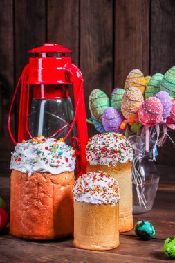 Paskalya pastası ve paskalya yumurtası, geleneksel tatil tasarımı (Mutlu Paskalyalar) menü konsepti. yiyecek arka planı