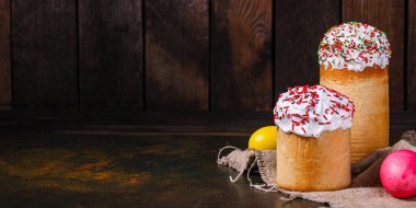 Paskalya pastası ve paskalya yumurtası, geleneksel tatil tasarımı (Mutlu Paskalyalar) menü konsepti. yiyecek arka planı