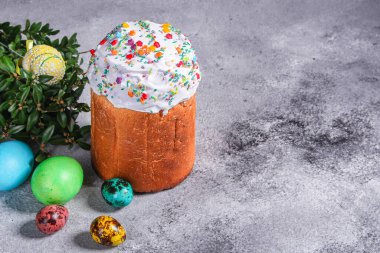 Paskalya pastası ve paskalya yumurtası, geleneksel tatil tasarımı (Mutlu Paskalyalar) menü konsepti. yiyecek arka planı