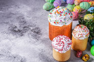 Paskalya pastası ve paskalya yumurtası, geleneksel tatil tasarımı (Mutlu Paskalyalar) menü konsepti. yiyecek arka planı