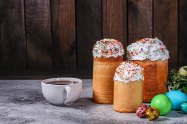 Paskalya pastası ve paskalya yumurtası, geleneksel tatil tasarımı (Mutlu Paskalyalar) menü konsepti. yiyecek arka planı