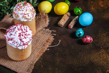 Paskalya pastası ve paskalya yumurtası, geleneksel tatil tasarımı (Mutlu Paskalyalar) menü konsepti. yiyecek arka planı