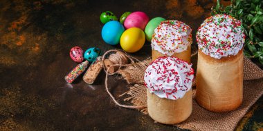 Paskalya pastası ve paskalya yumurtası, geleneksel tatil tasarımı (Mutlu Paskalyalar) menü konsepti. yiyecek arka planı