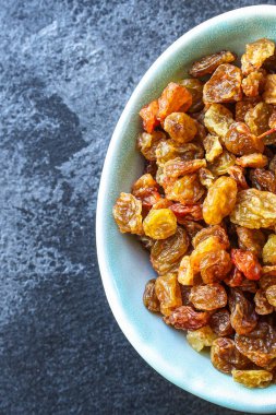 Kuru üzüm, lezzetli kuru üzüm (taze meyve vitaminleri) menü kavramı. Üst Manzara. Boşluğu kopyala