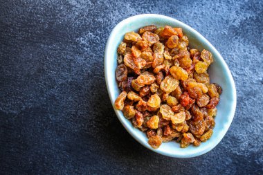 Kuru üzüm, lezzetli kuru üzüm (taze meyve vitaminleri) menü kavramı. Üst Manzara. Boşluğu kopyala