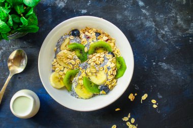 Sağlıklı gıda smoothie kasesi, yulaf ezmesi, chia tohumu ve böğürtlen (kahvaltı yemeği veya sağlıklı atıştırmalık) menü konsepti. Geçmişi. Üst Manzara. Boşluğu kopyala