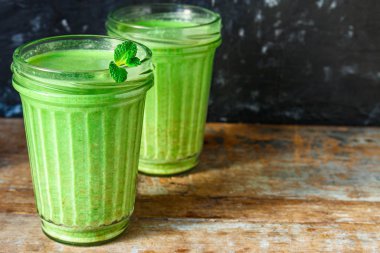 yeşil smoothiecocktail antioksidan diyeti (organik meyve vitaminleri, vejetaryen içeceği) menü konsepti. Üst Manzara. Boşluğu kopyala