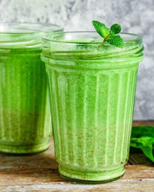 yeşil smoothiecocktail antioksidan diyeti (organik meyve vitaminleri, vejetaryen içeceği) menü konsepti. Üst Manzara. Boşluğu kopyala