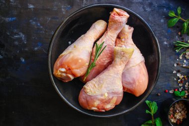 Tavuk bacağı kavramı (çiğ et) menü kavramı. Geçmişi. Üst Manzara. Kaydet