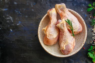 Tavuk bacağı kavramı (çiğ et) menü kavramı. Geçmişi. Üst Manzara. Kaydet