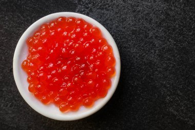 Kırmızı havyar (deniz ürünleri, somon havyarı) menü kavramı. Yemek geçmişi. Üst Manzara. Boşluğu kopyala